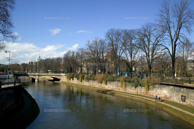 初春のイル川の川岸と芽吹き前の樹木 の写真素材 イラスト素材 アマナイメージズ