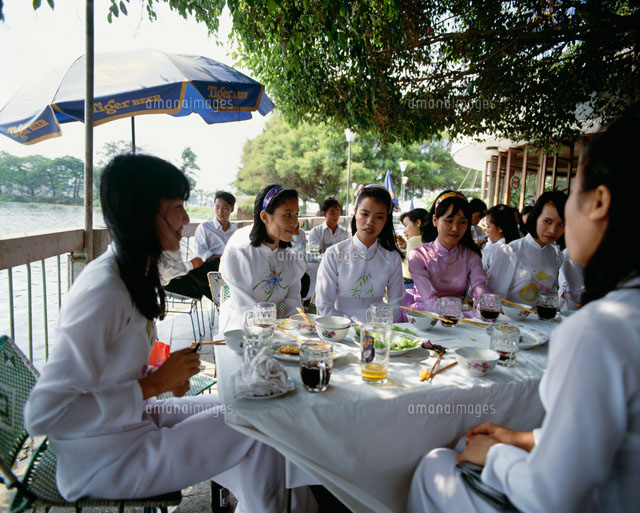 大学の食事会 の写真素材 イラスト素材 アマナイメージズ