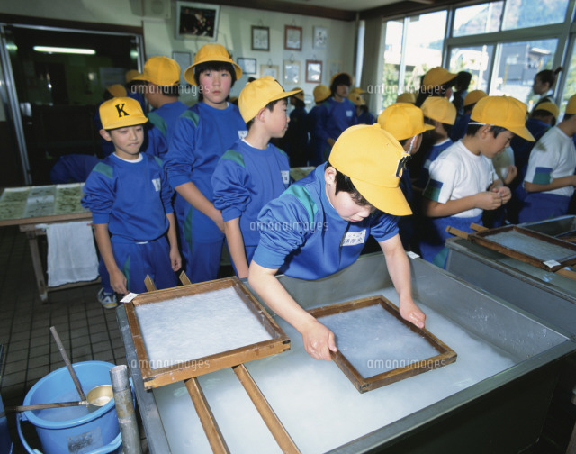 越前和紙づくりの体験学習 の写真素材 イラスト素材 アマナイメージズ