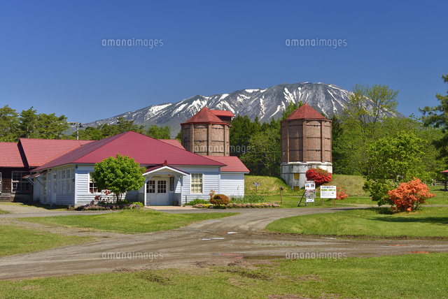 小岩井農場資料館とレンガサイロと岩手山[25958018542]の写真 