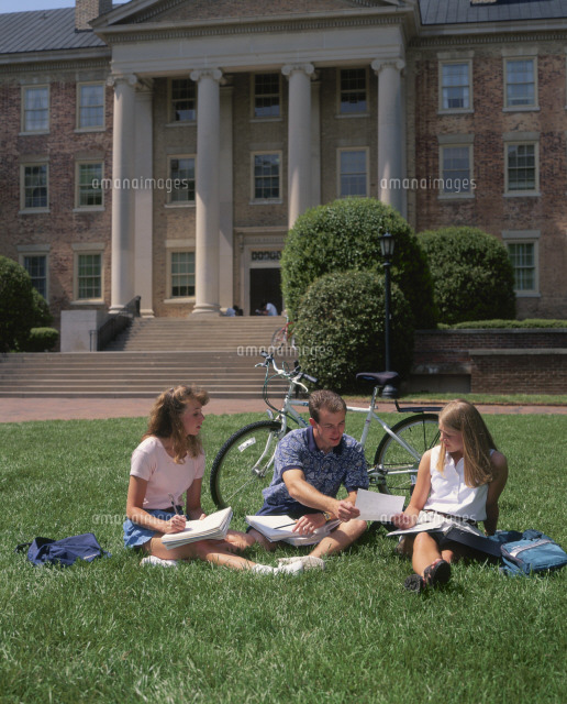 ノースカロライナ大学キャンパスの学生達[25965000189]の写真