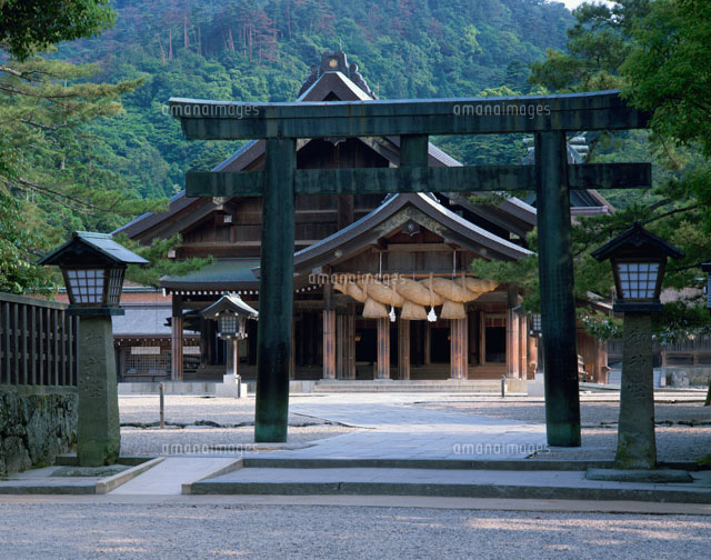 出雲大社の鳥居と拝殿 の写真素材 イラスト素材 アマナイメージズ
