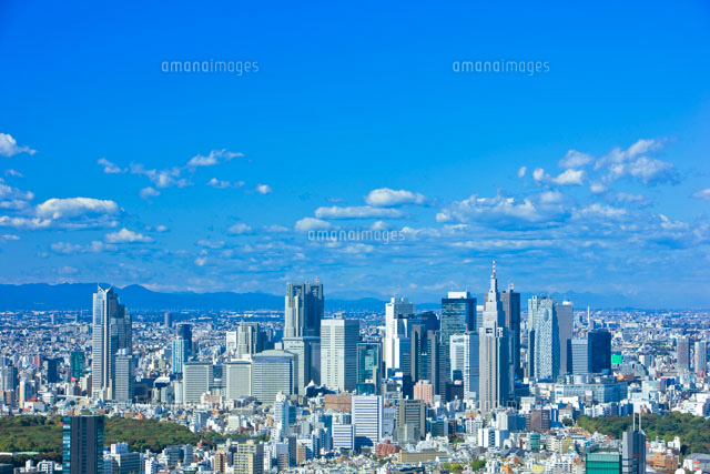 青空の新宿高層ビル群と代々木公園 25991001414 の写真素材 イラスト素材 アマナイメージズ