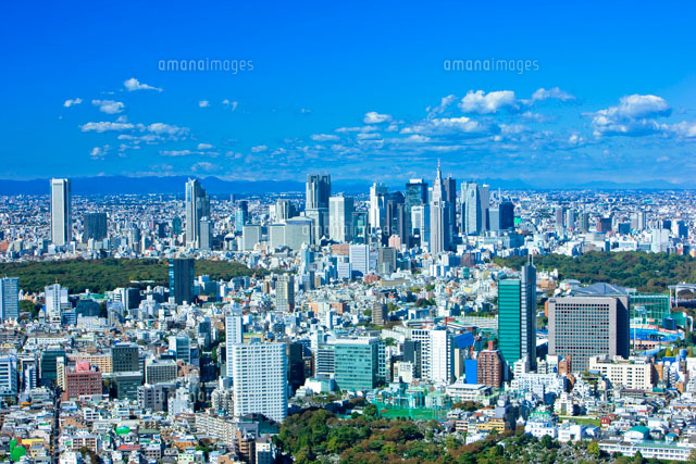 青空の新宿高層ビル群と代々木公園 の写真素材 イラスト素材 アマナイメージズ