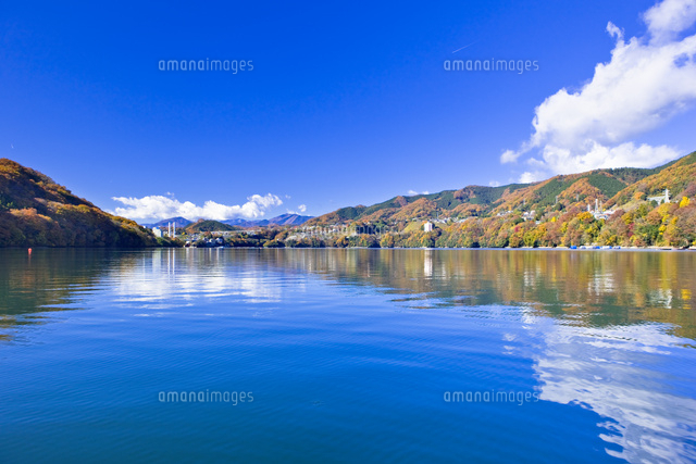 相模湖の紅葉 の写真素材 イラスト素材 アマナイメージズ