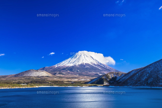 冬の本栖湖と富士山[25991005089]の写真・イラスト素材｜アマナイメージズ