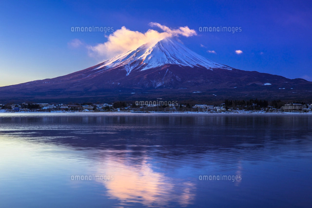 早朝の富士山と河口湖[25991005083]の写真・イラスト素材