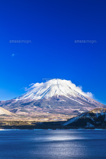冬の本栖湖と富士山[25991005089]の写真・イラスト素材｜アマナイメージズ