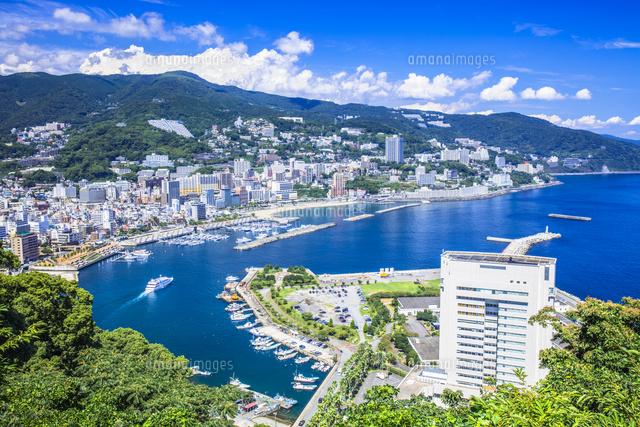 熱海港と温泉街