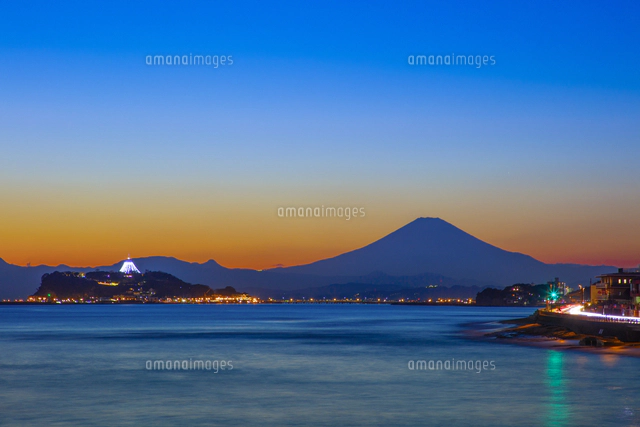 江ノ島と富士山の夕景[25991006380]の写真・イラスト素材｜アマナ