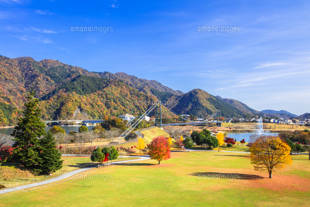 宮ヶ瀬湖の紅葉 の写真素材 イラスト素材 アマナイメージズ
