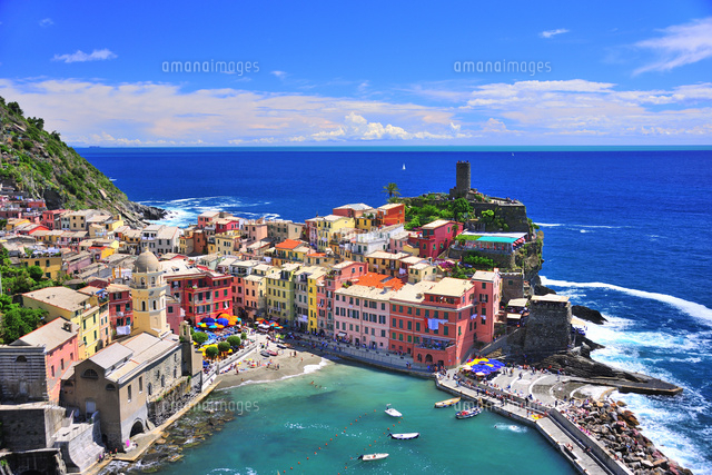 地中海のカラフルな街並 の写真素材 イラスト素材 アマナイメージズ
