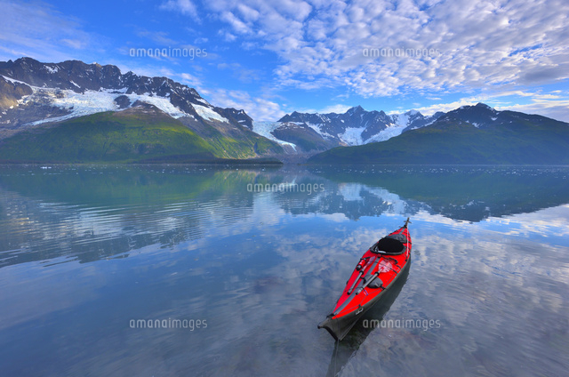 カヤックと水に映る山々と氷河 の写真素材 イラスト素材 アマナイメージズ
