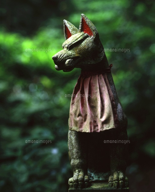 佐助稲荷神社境内の狐[26089001613]の写真・イラスト素材