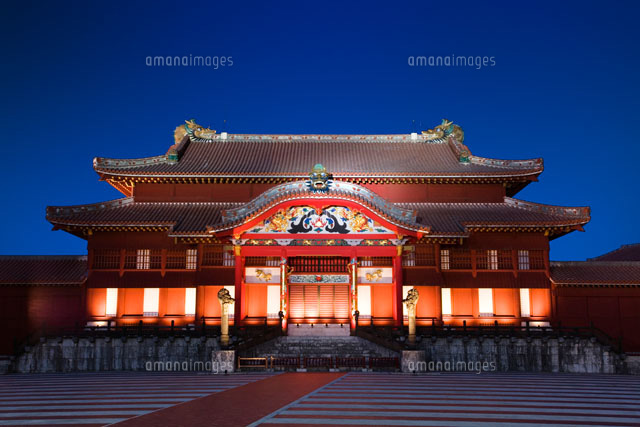 首里城正殿 夜景 の写真素材 イラスト素材 アマナイメージズ