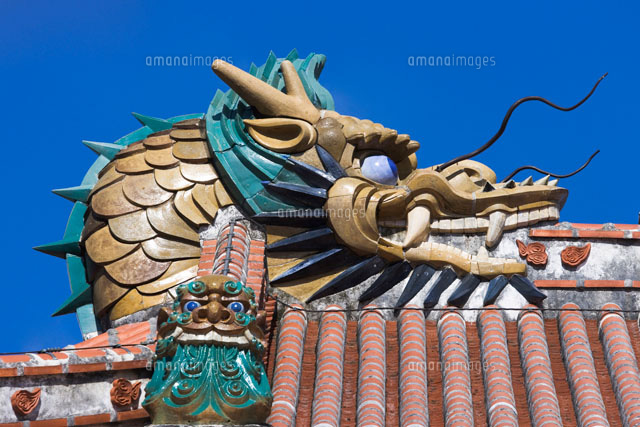 首里城正殿の装飾 龍頭棟飾り の写真素材 イラスト素材 アマナイメージズ