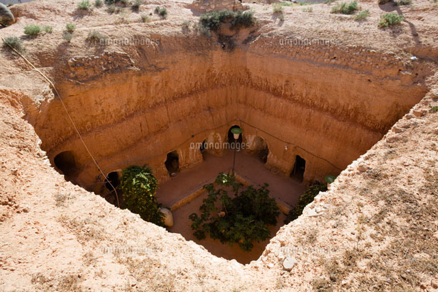 500年前の地下の家 の写真素材 イラスト素材 アマナイメージズ