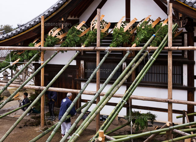 東大寺のお松明の準備 修二会(お水取り)[26095005824]の写真・イラスト
