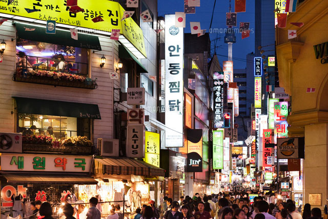 明洞のファッションストリート夜景 の写真素材 イラスト素材 アマナイメージズ