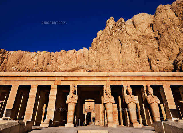 ハトシェプスト女王葬祭殿のハトシェプスト顔のオシリス神列像 の写真素材 イラスト素材 アマナイメージズ