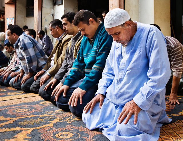 イスラム地区の街中で祈る人々[26095006791]の写真・イラスト素材