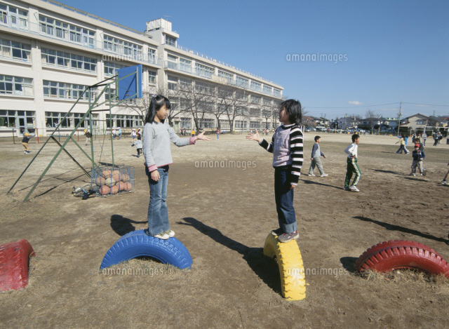 昼休みにジャンケン遊びをする生徒 の写真素材 イラスト素材 アマナイメージズ