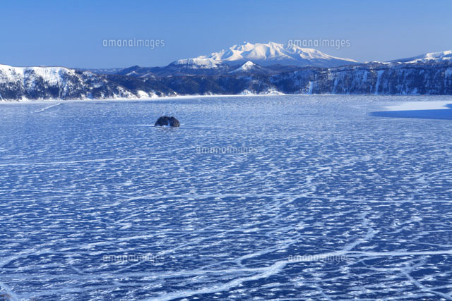 凍る摩周湖と斜里岳 の写真素材 イラスト素材 アマナイメージズ