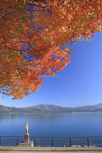 紅葉の田沢湖と辰子像 の写真素材 イラスト素材 アマナイメージズ 紅葉の田沢湖と辰子像 の写真素材 イラスト素材 アマナイメージズ