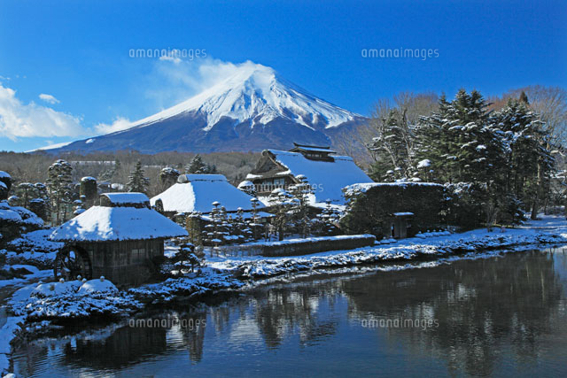冠雪の富士山と忍野八海[26105004496]の写真・イラスト素材｜アマナ