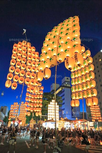 秋田竿燈まつり[26105008656]の写真・イラスト素材｜アマナイメージズ