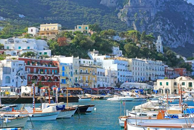 カプリ島のマリーナ グランデの港と街並み の写真素材 イラスト素材 アマナイメージズ