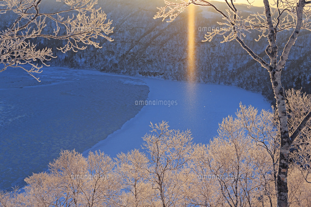 凍る摩周湖の霧氷とサンピラーとダイヤモンドダストの朝 の写真素材 イラスト素材 アマナイメージズ