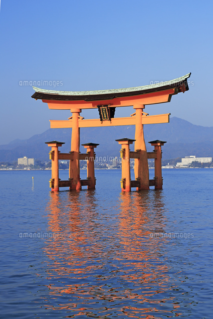 宮島の厳島神社の大鳥居 の写真素材 イラスト素材 アマナイメージズ