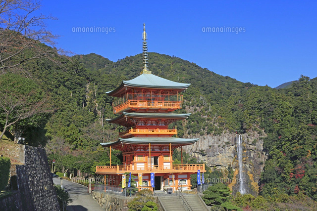 熊野那智大社の那智山青岸渡寺と三重塔と那智の滝[26105010781