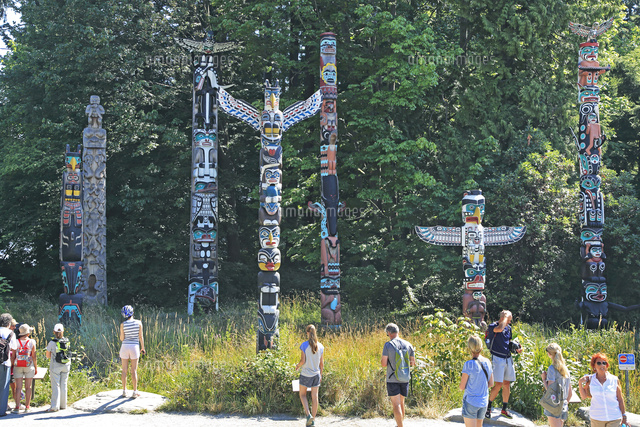 スタンレー パークのトーテムポール の写真素材 イラスト素材 アマナイメージズ