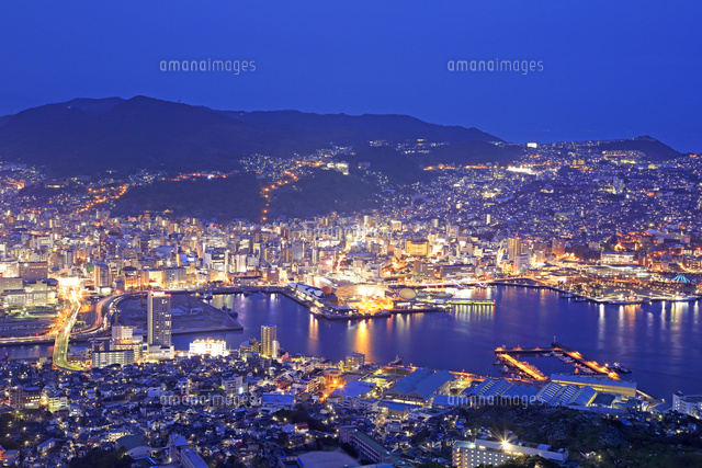 稲佐山山頂展望台から長崎市の夜景[26105012698]の写真・イラスト素材