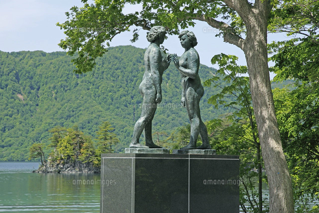 十和田湖と乙女の像と観光船[26105012979]の写真・イラスト素材