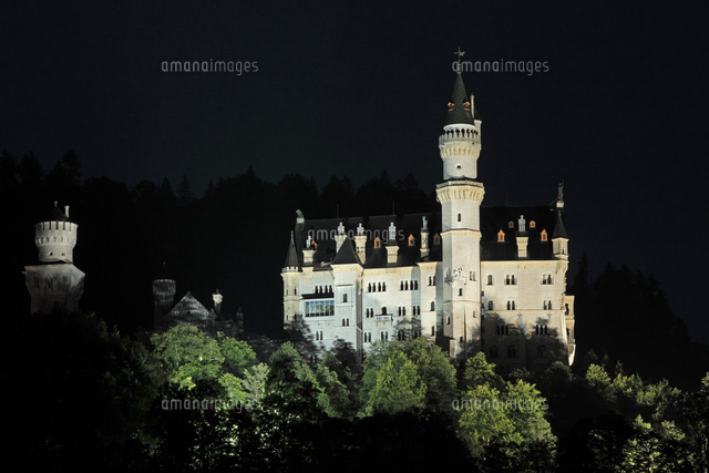 ノイシュヴァンシュタイン城のライトアップ の写真素材 イラスト素材 アマナイメージズ