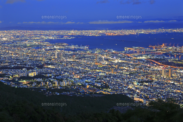 六甲山の摩耶山から神戸の夜景と大阪湾 の写真素材 イラスト素材 アマナイメージズ
