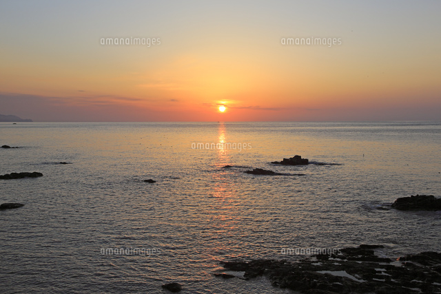 日の出 白神岬から津軽海峡の日の出[26105014244]の写真・イラスト素材