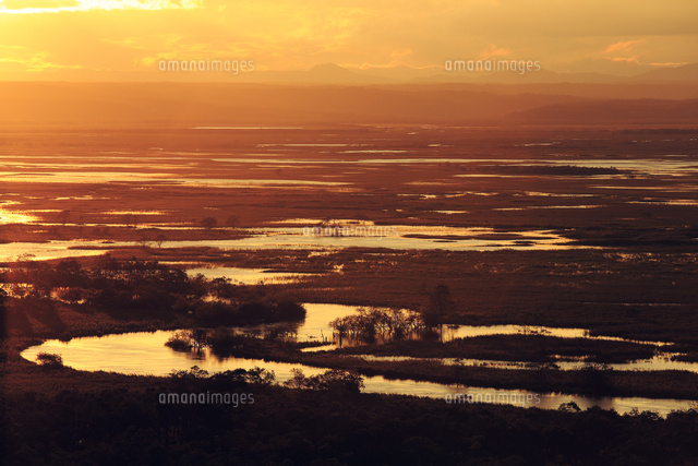 細岡展望台から夕焼の釧路湿原と釧路川[26105015092]の写真・イラスト