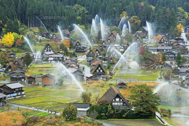 天守閣展望台から見る秋の白川郷の一斉放水[26105015204]の写真