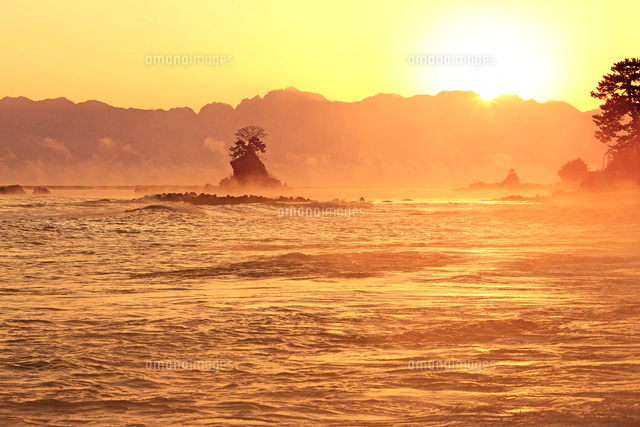 けあらしの雨晴海岸と朝焼けの立山連峰[26105015503]の写真・イラスト