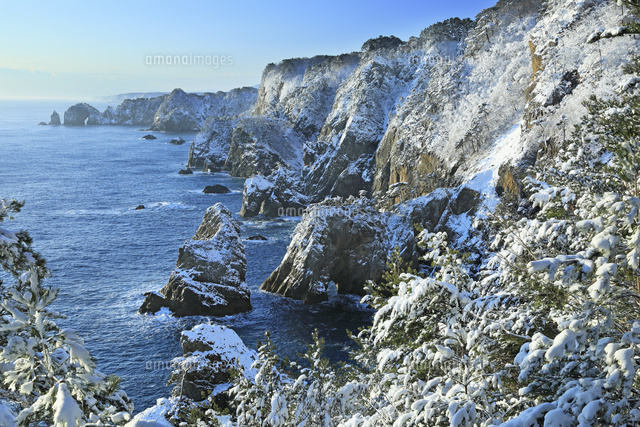 雪に覆われた北山崎 の写真素材 イラスト素材 アマナイメージズ