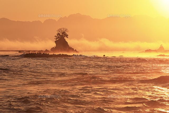 けあらしの雨晴海岸と朝焼けの立山連峰 の写真素材 イラスト素材 アマナイメージズ