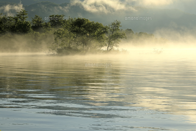 裏磐梯の朝もやの桧原湖[26105015954]の写真・イラスト素材｜アマナ