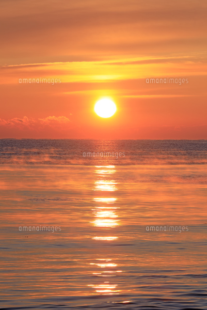 海からの日の出とけあらし の写真素材 イラスト素材 アマナイメージズ
