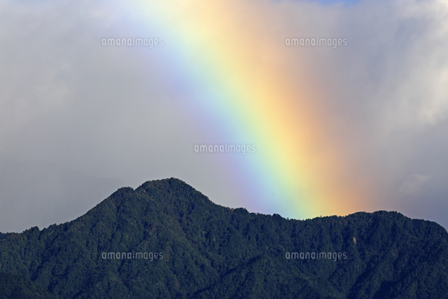 山にかかる虹 の写真素材 イラスト素材 アマナイメージズ