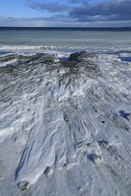 岸に打ち寄せられたシャーベット状の波の跡 の写真素材 イラスト素材 アマナイメージズ