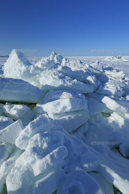 オホーツク海の重なり合う流氷 の写真素材 イラスト素材 アマナイメージズ